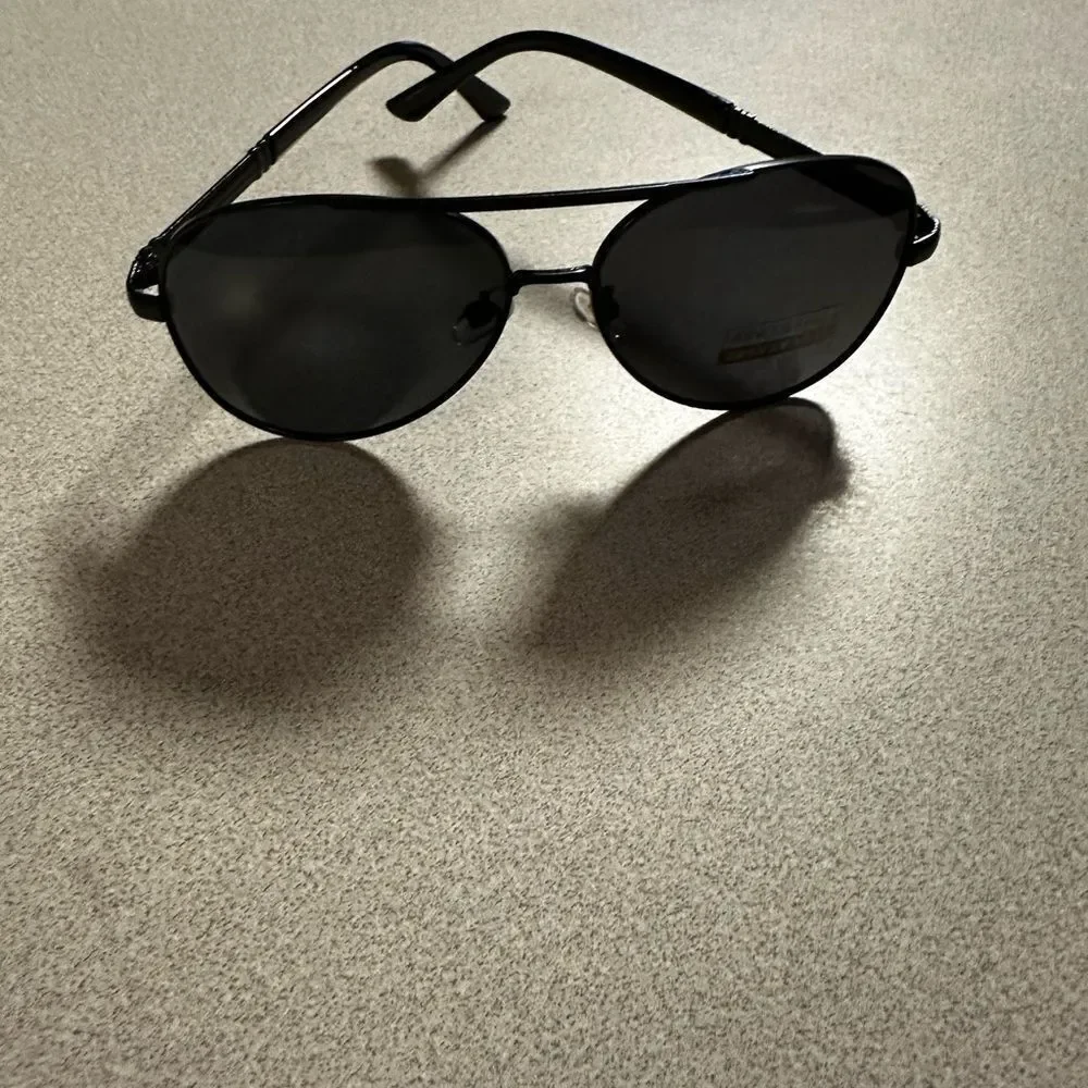 Men's Black Aviator Sunglasses - Classic Polarized Style